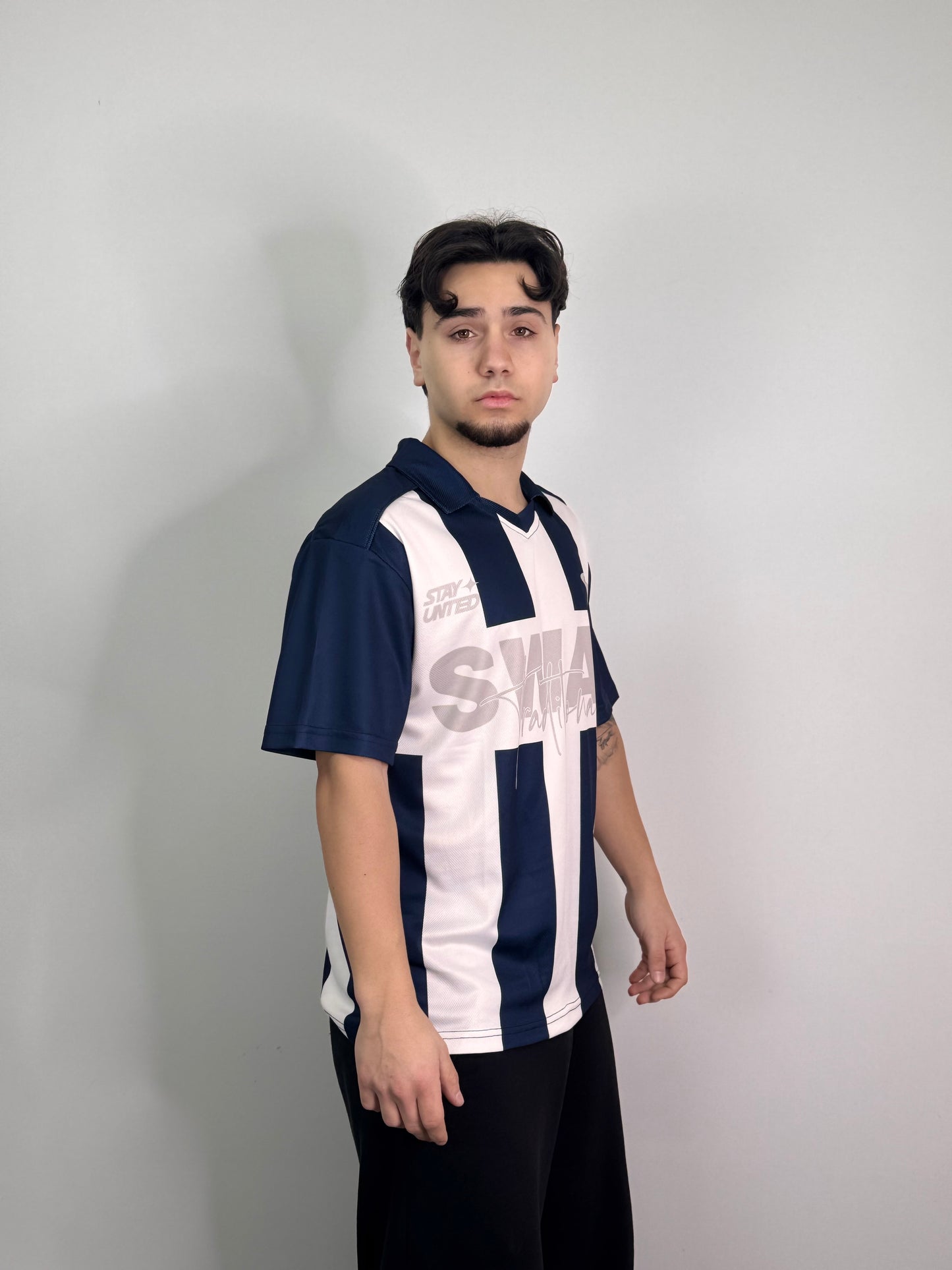 T-shirt sportiva con colletto