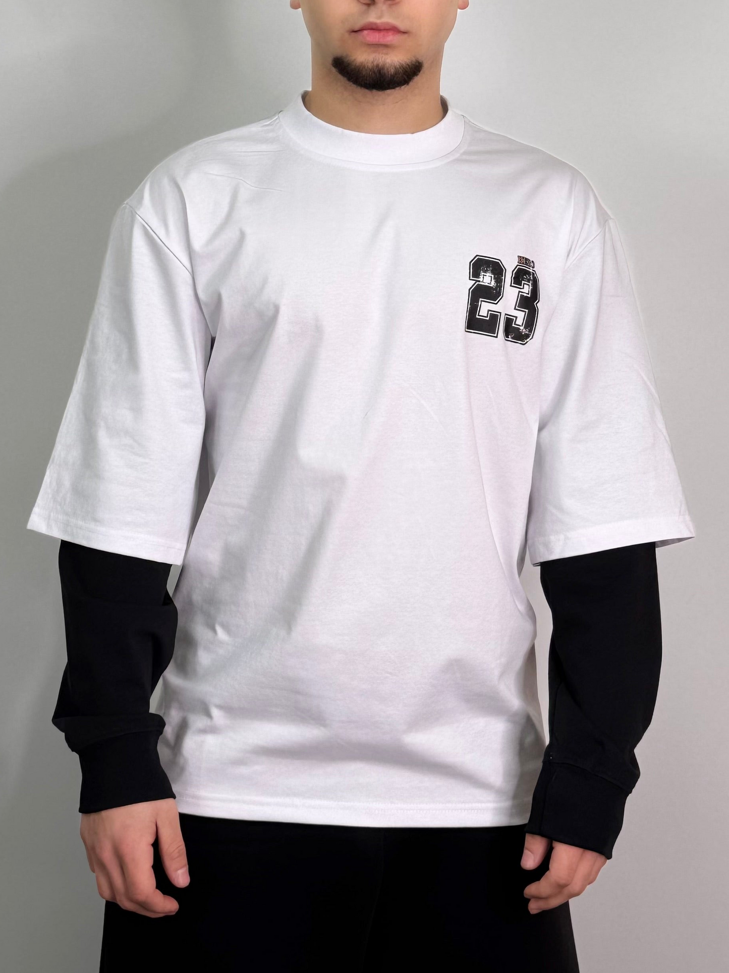 T-shirt lunga doppia manica con numero stampato