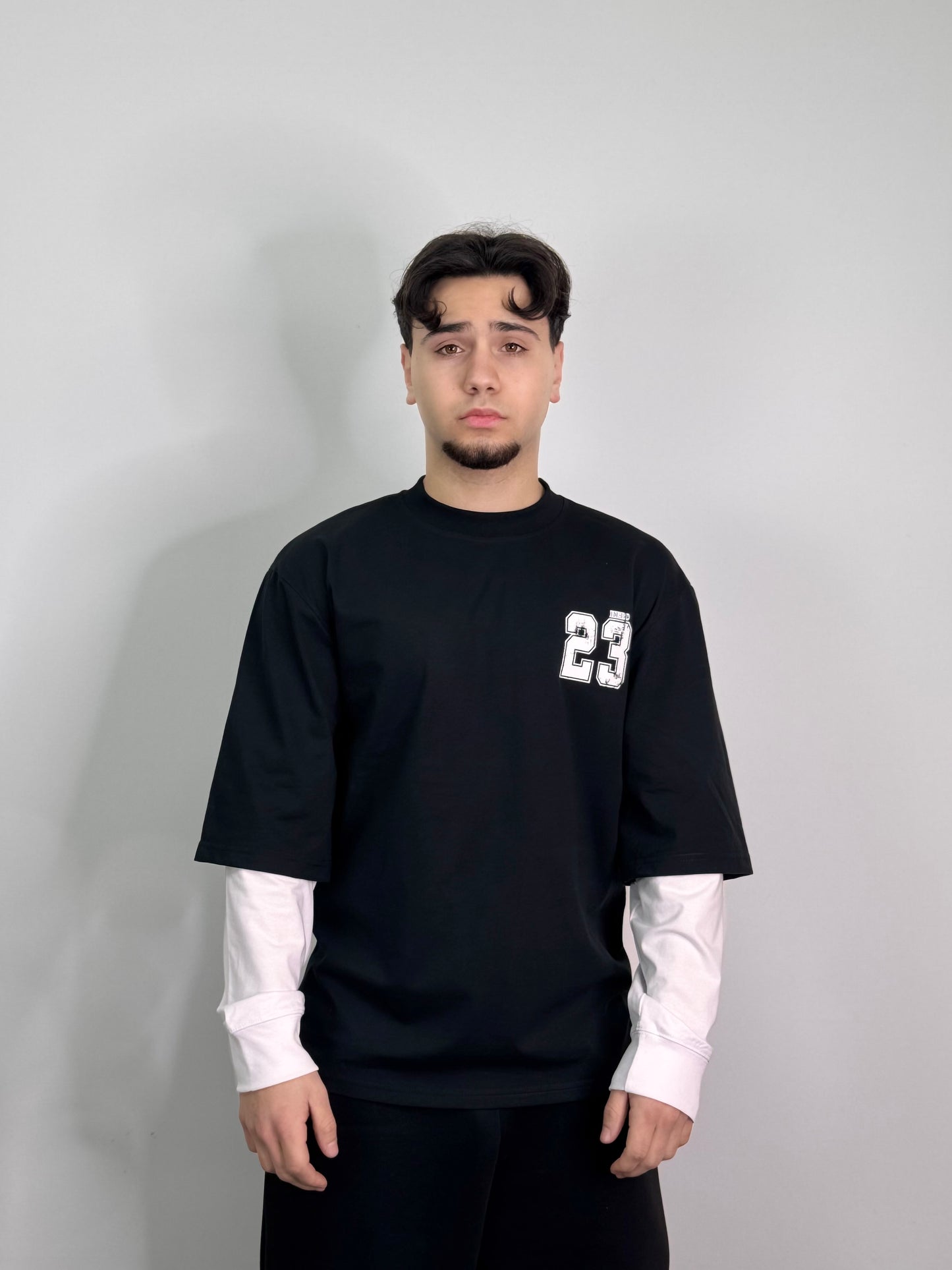 T-shirt lunga doppia manica con numero stampato