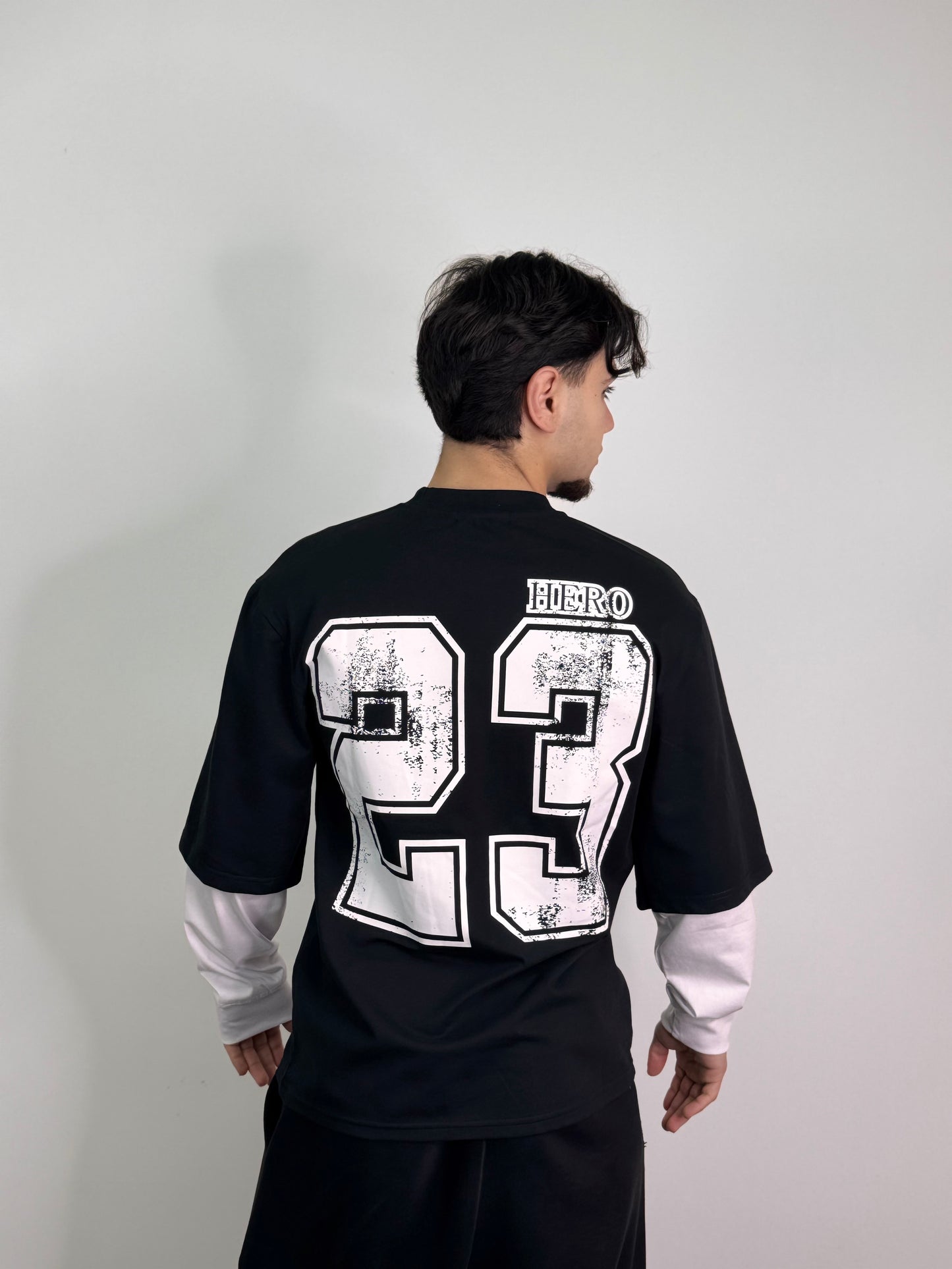 T-shirt lunga doppia manica con numero stampato