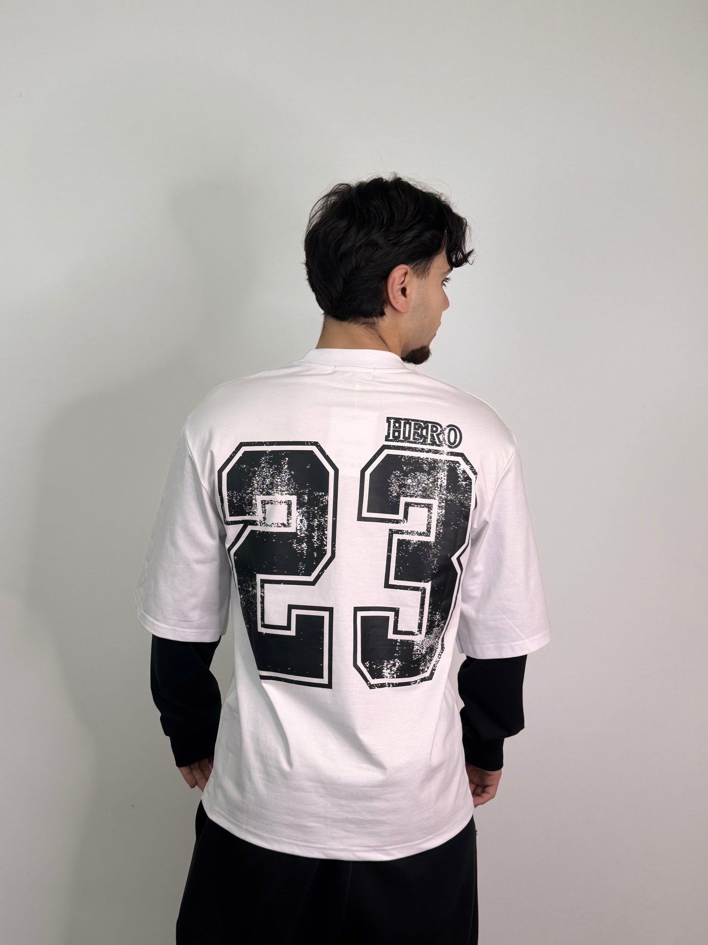 T-shirt lunga doppia manica con numero stampato